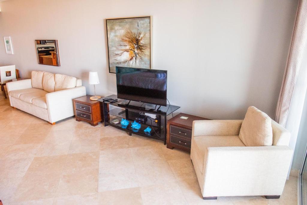 TV a/nebo společenská místnost v ubytování Private Poolside, Loft-Like Condo with Panoramic Grace Bay Views, Walk to Beach, Restaurants, & Turtle Cove Marina!