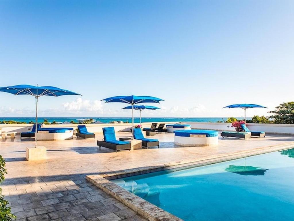 Bazén v ubytování Private Poolside, Loft-Like Condo with Panoramic Grace Bay Views, Walk to Beach, Restaurants, & Turtle Cove Marina! nebo v jeho okolí