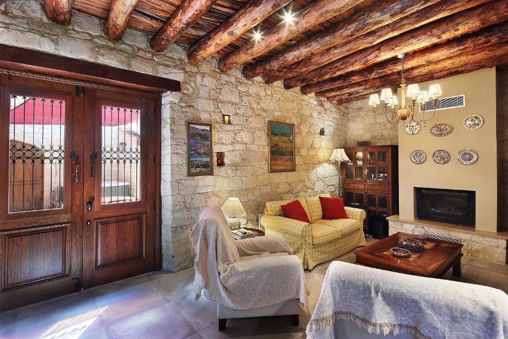 Posezení v ubytování KANTARA HOUSE - A Rural Retreat of Comfort & Class!