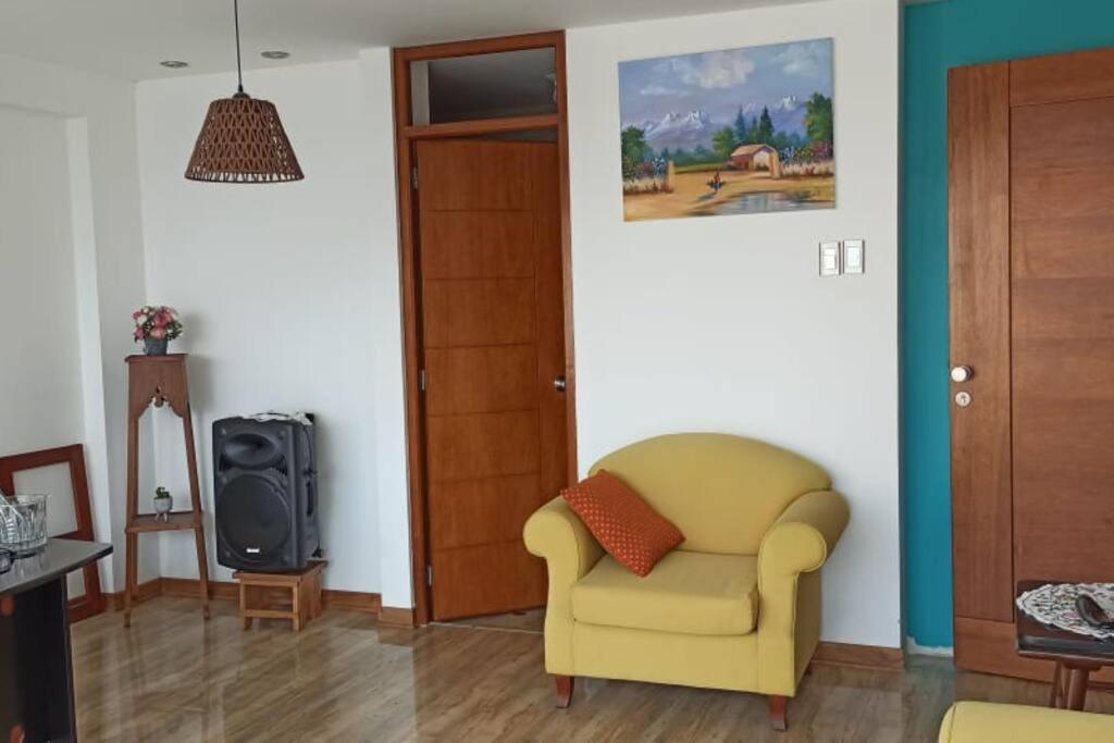 特魯希略的住宿－Hermosa departamento vanguardista c/ balcon .，客厅配有黄色椅子和电视