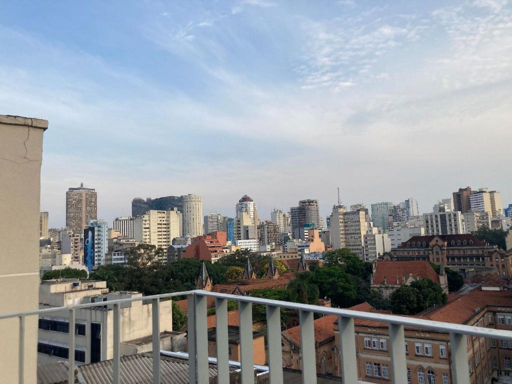 widok na miasto z balkonu budynku w obiekcie Alice Thomé w São Paulo