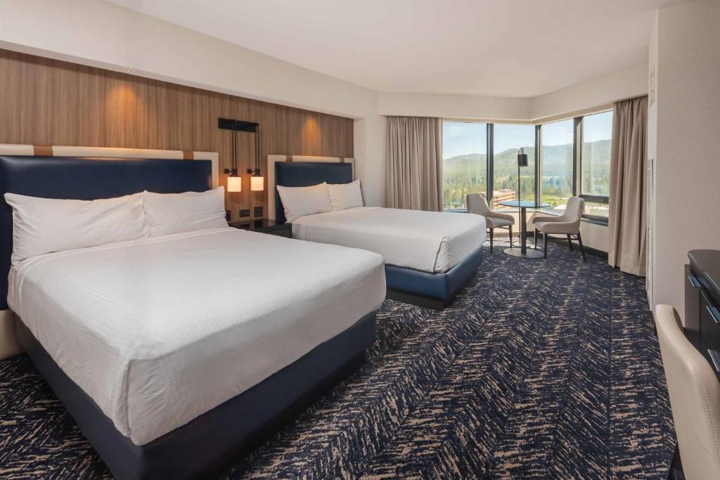 Postel nebo postele na pokoji v ubytování Caesars Republic Lake Tahoe - Formerly Harveys