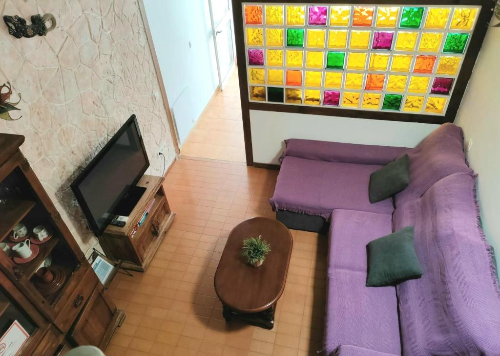 Televízia a/alebo spoločenská miestnosť v ubytovaní Casa Alegre Estepona