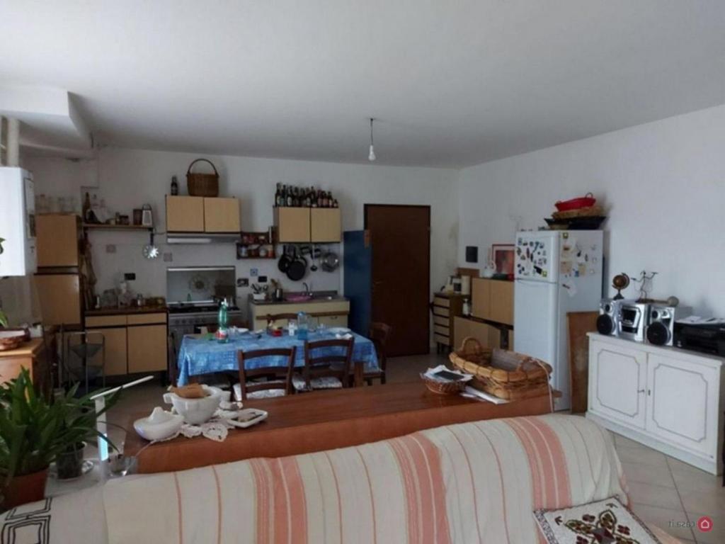 ein Wohnzimmer mit einem Tisch und einer Küche in der Unterkunft 4 Camere da letto a Firenze per 8 ospiti in Florenz
