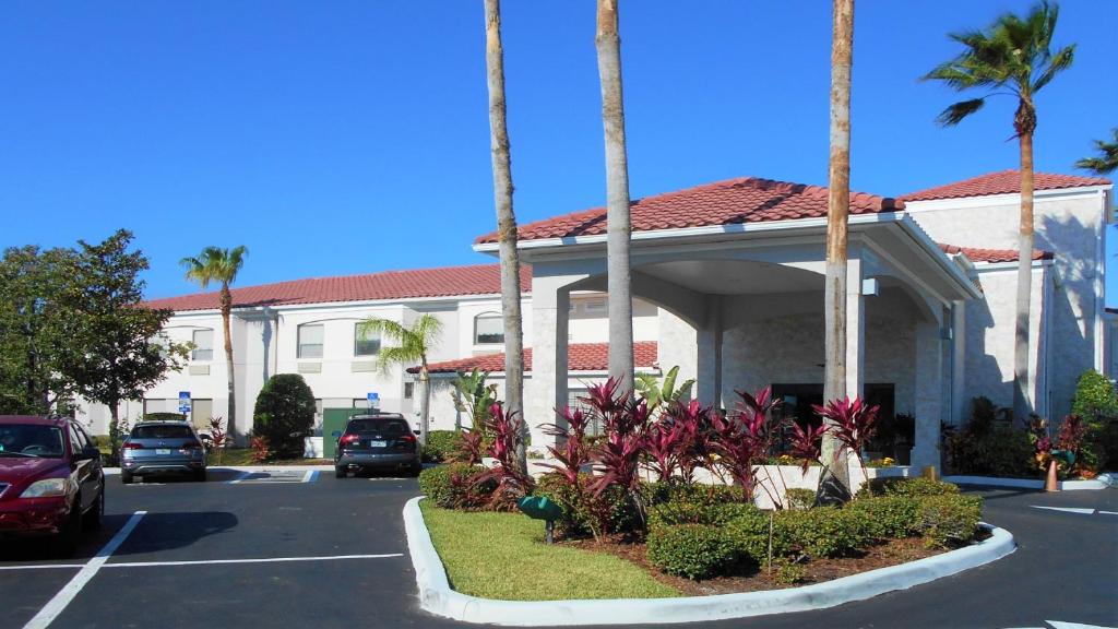 a parking lot in front of a building with palm trees at Holiday Inn Express St Augustine Dtwn - Historic, an IHG Hotel in Saint Augustine