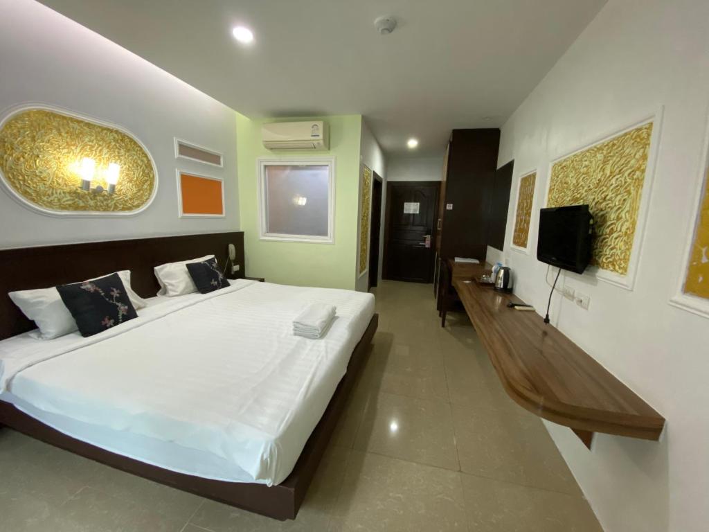 TV a/nebo společenská místnost v ubytování 77 Patong Hotel & Spa
