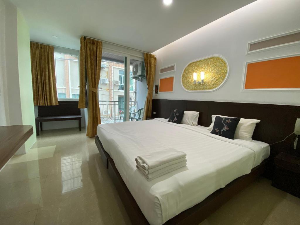 Postel nebo postele na pokoji v ubytování 77 Patong Hotel & Spa