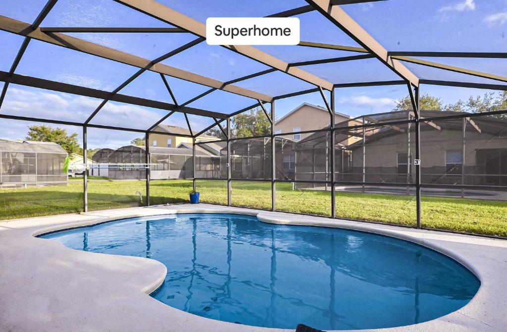 - une piscine avec toit dans l'établissement Cozy family vacation with large pool near Disney, à Davenport