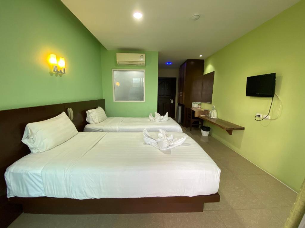 Postel nebo postele na pokoji v ubytování 77 Patong Hotel & Spa