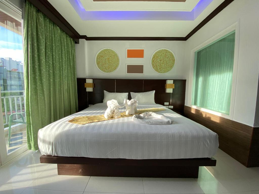 Postel nebo postele na pokoji v ubytování 77 Patong Hotel & Spa