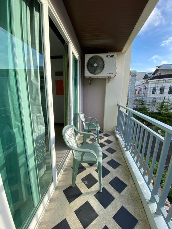 Balkón nebo terasa v ubytování 77 Patong Hotel & Spa