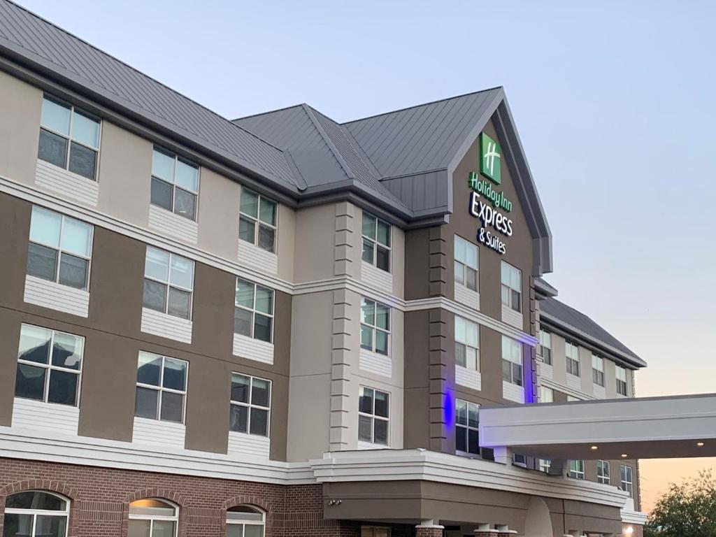 邦蒂富爾的住宿－Holiday Inn Express & Suites Salt Lake City N - Bountiful，酒店前方的 ⁇ 染