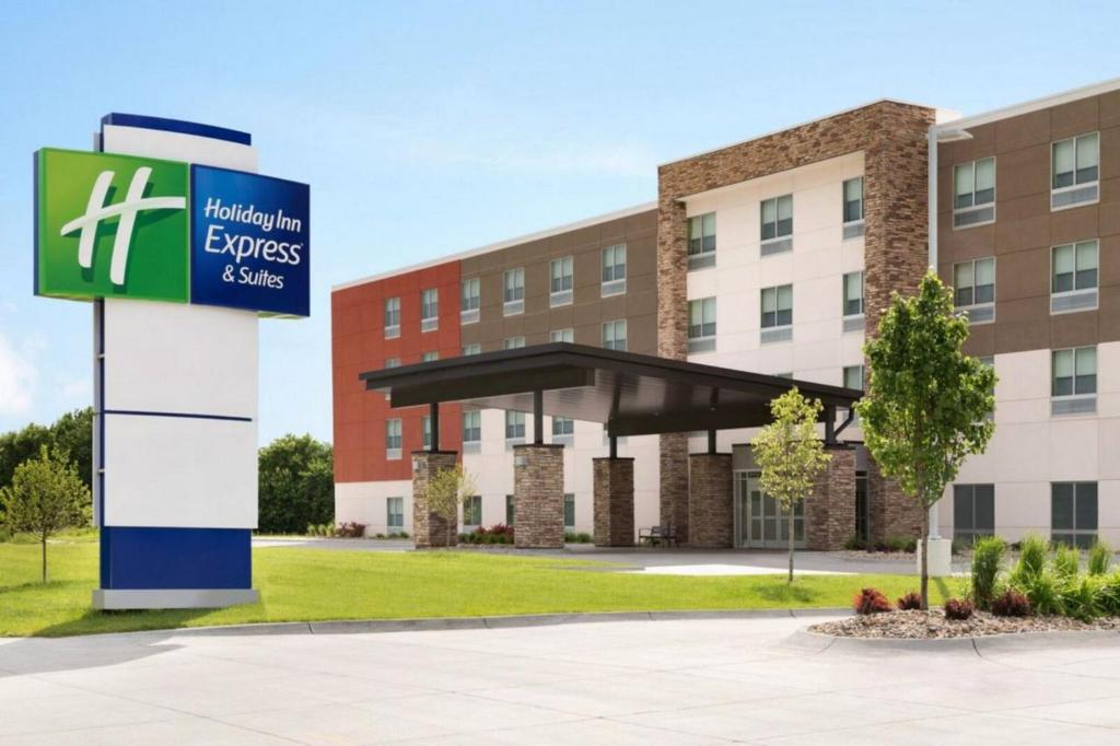 un cartello di fronte a un edificio di Holiday Inn Express & Suites - Meridian - Boise West, an IHG Hotel a Meridian