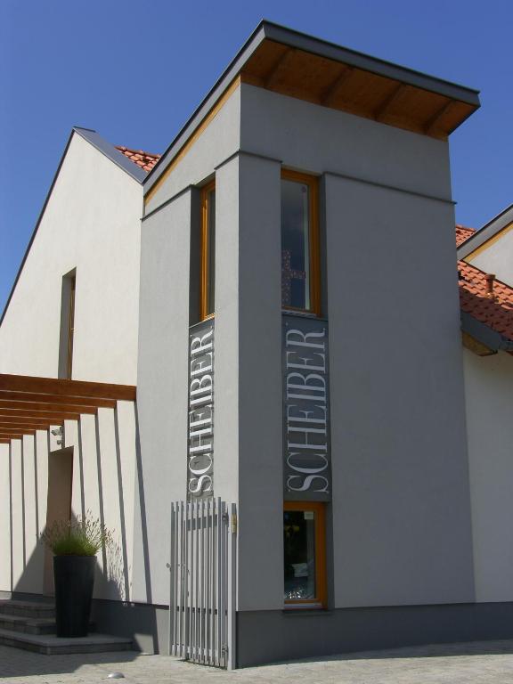 The building in which a vendégházakat is located