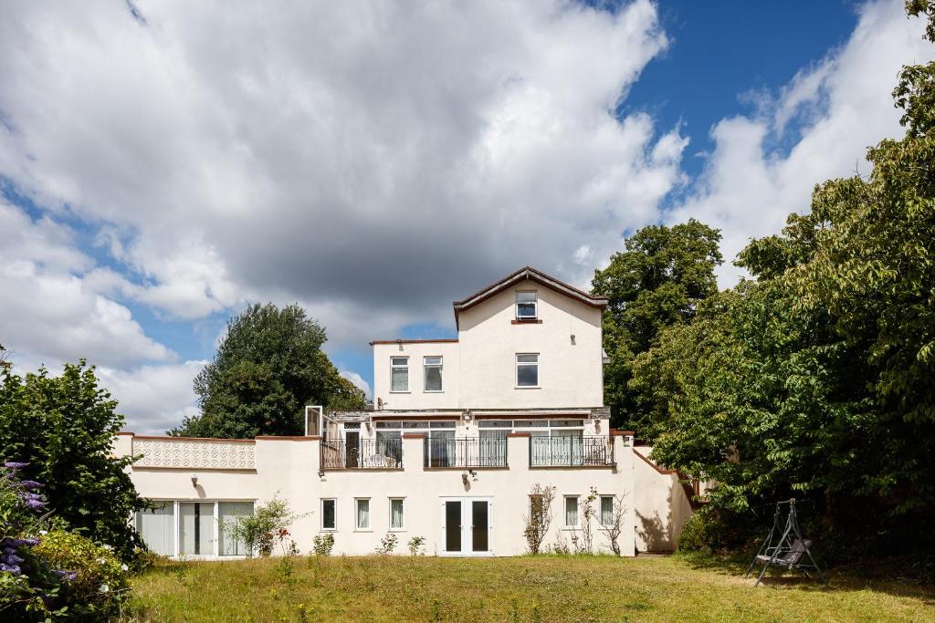 Beautiful 'Mayfield' Villa with private pool!