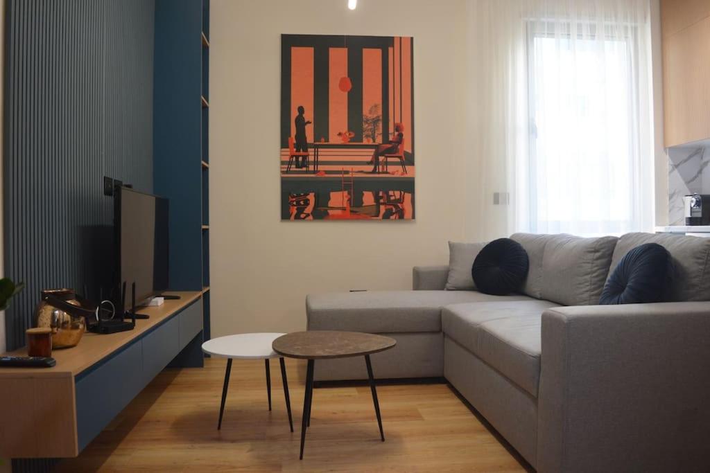 sala de estar con sofá y mesa en Sphinx Apartment, en Durrës