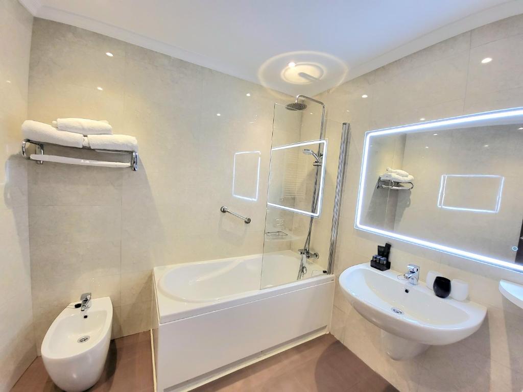 A bathroom at Capitol Boutique Hotel
