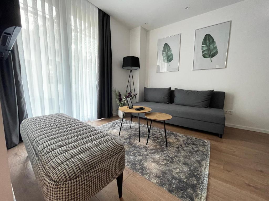 uma sala de estar com um sofá e uma mesa em Residence 33 em Sarajevo