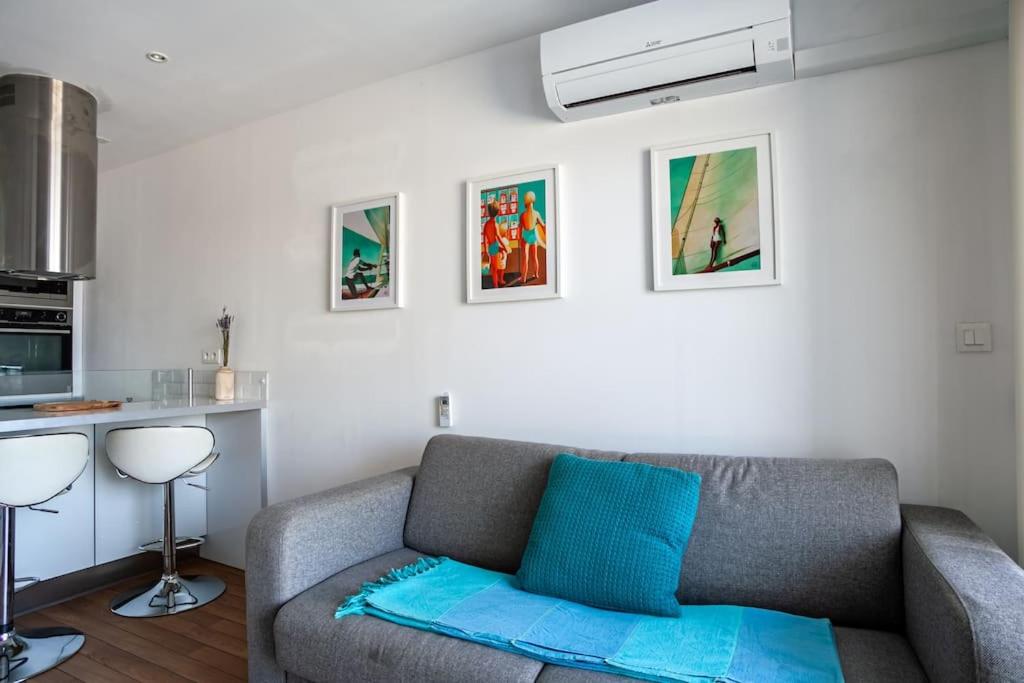 a living room with a couch and a kitchen at Cabanon avec terrasse - bord de plage - Le Cabanon 12 in Marseille