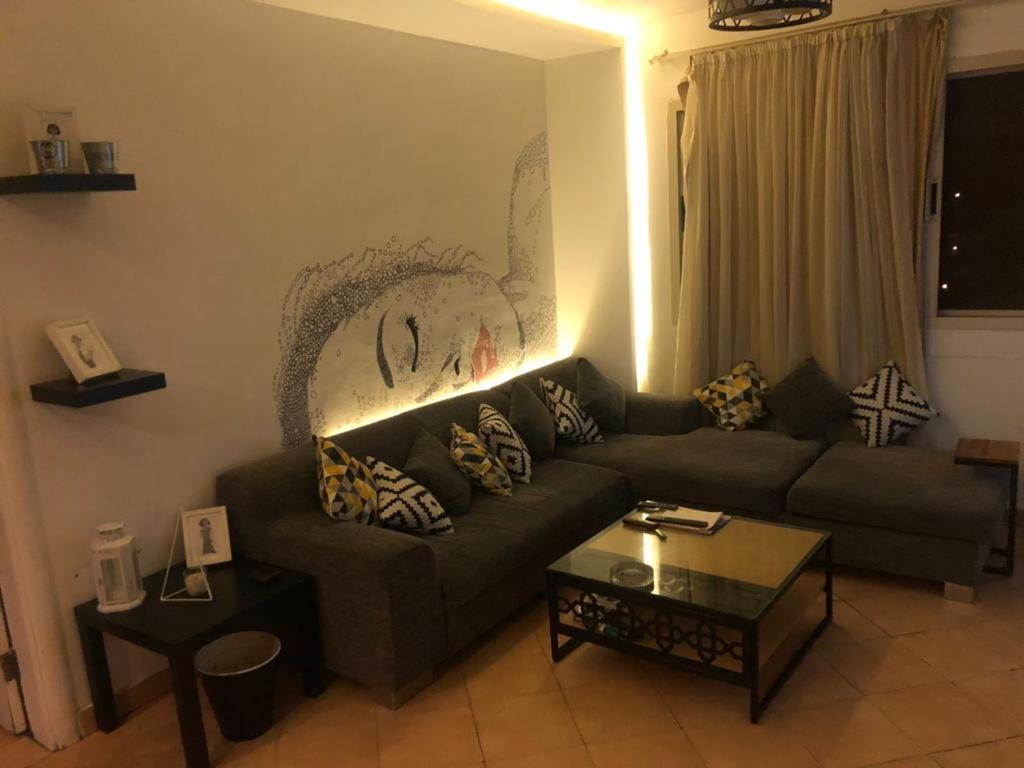 sala de estar con sofá y mesa de centro en Modern Pool View Appartment with Rooftop Extension en Sharm El Sheikh