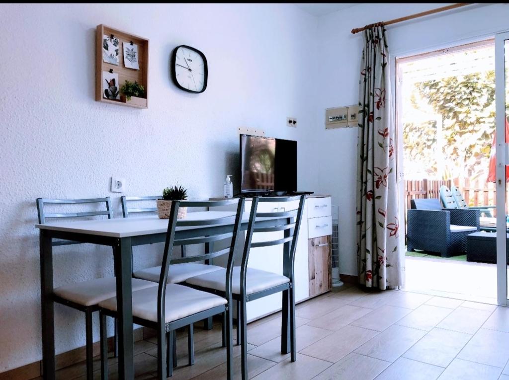 TV a/nebo společenská místnost v ubytování MASPALOMAS GREEN OASIS CLUB playa