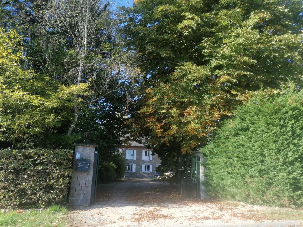 een ingang naar een huis via een heg bij Au regard des biches 