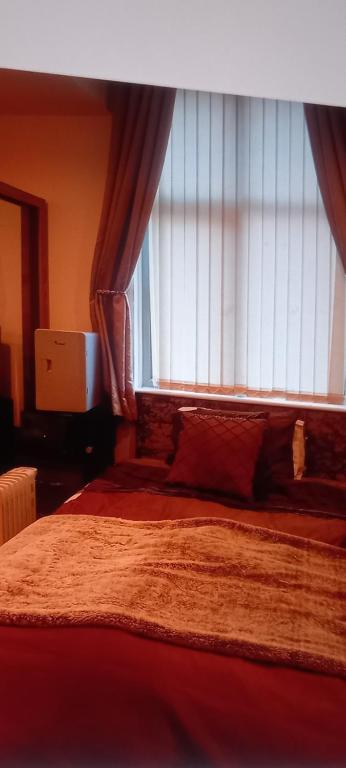 Ένα ή περισσότερα κρεβάτια σε δωμάτιο στο Leicester City centre en suite budget room for 1 in 2 bed apartment