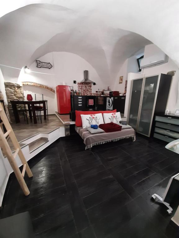 uma sala de estar com um sofá e uma mesa em ROSEROSSE casa vacanze em Sanremo