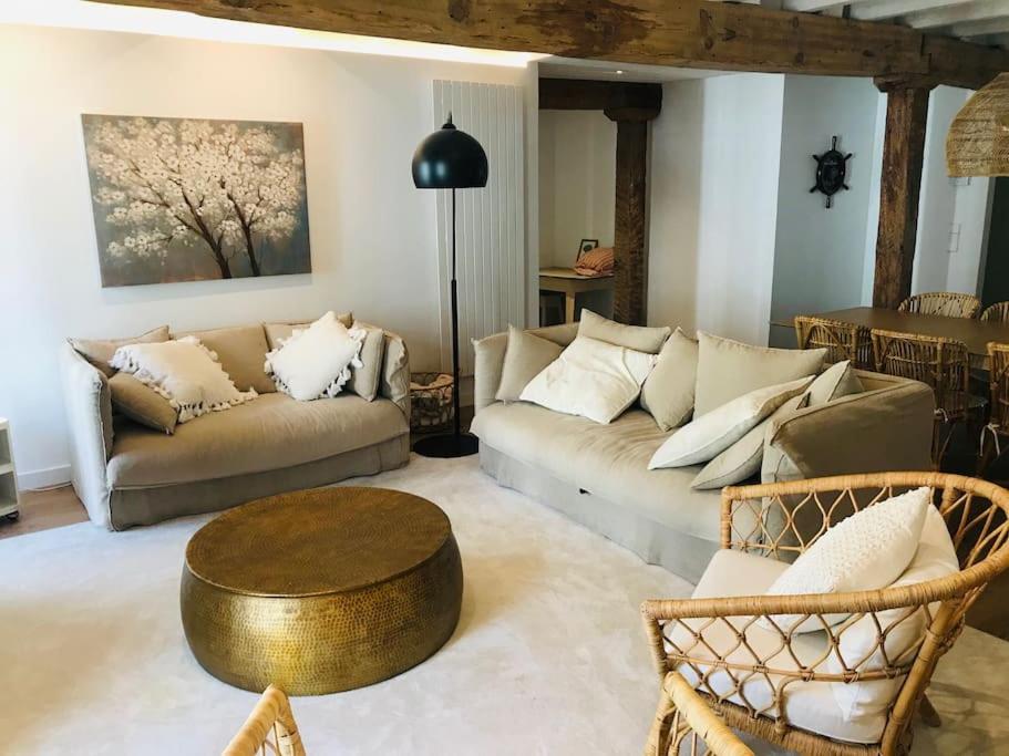 a living room with a couch and a table at Casa La Marina in Hondarribia