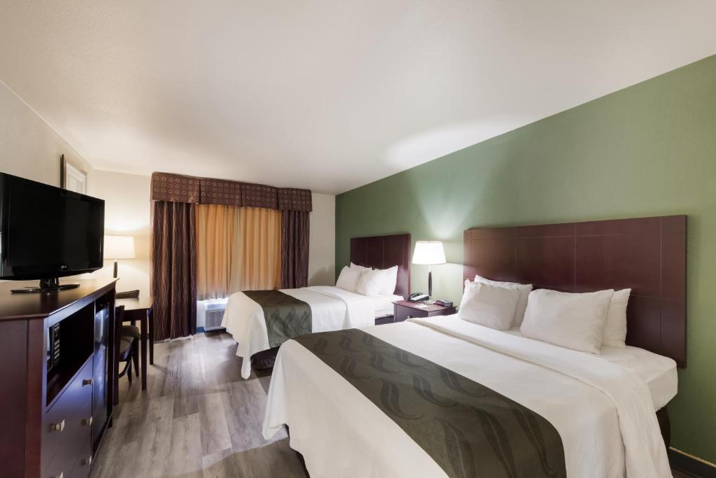 Quality Inn & Suites Terrell - Queen Room With Two Queen Beds - Non-Smoking