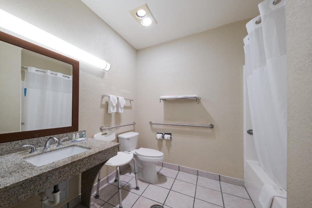 Quality Inn & Suites Terrell - King Room Upgrade - Accessible/Non-Smoking