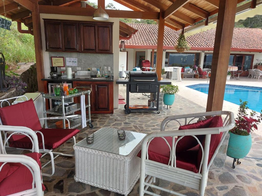 Bazén v ubytování Bungalows Sanlaz nebo v jeho okolí