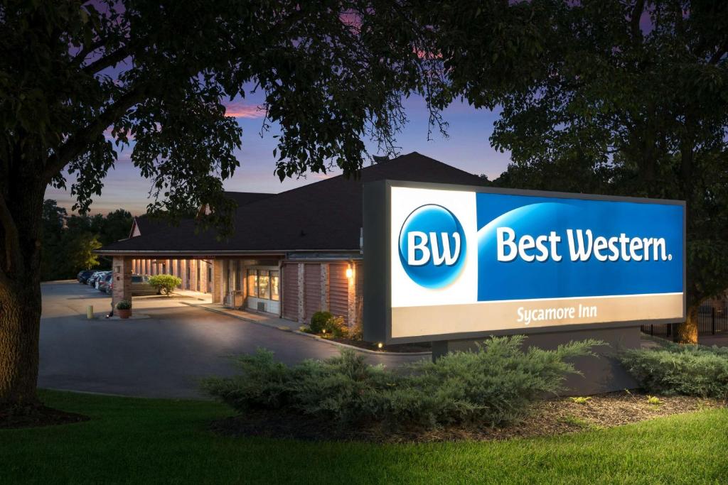 um edifício com um cartaz que diz "Compre Best Western" em Best Western Sycamore Inn em Oxford