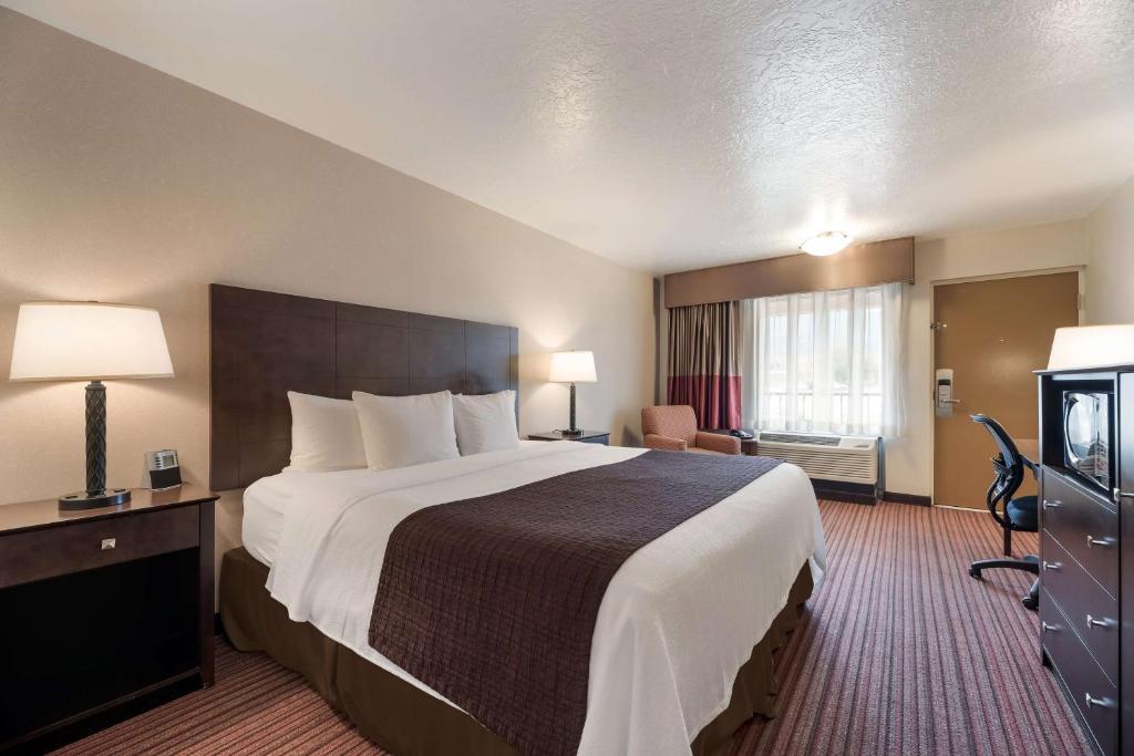 Postel nebo postele na pokoji v ubytování Best Western Plus Cedar City