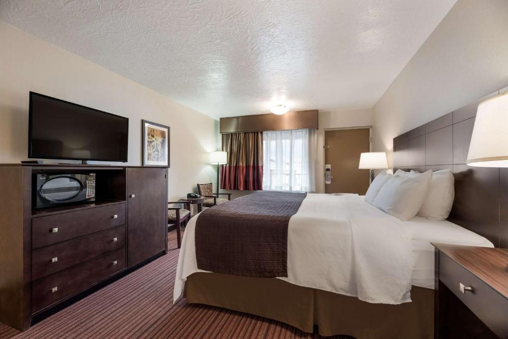 Postel nebo postele na pokoji v ubytování Best Western Plus Cedar City