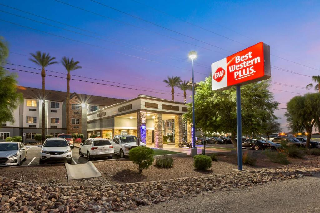 ein bestes westliches Plus-Schild vor einem Parkplatz in der Unterkunft Best Western Plus Yuma Foothills Inn & Suites in Yuma