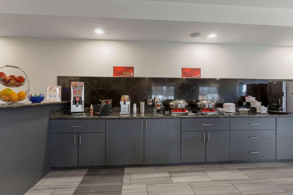 Kuchyň nebo kuchyňský kout v ubytování Best Western Plus Yuma Foothills Inn & Suites