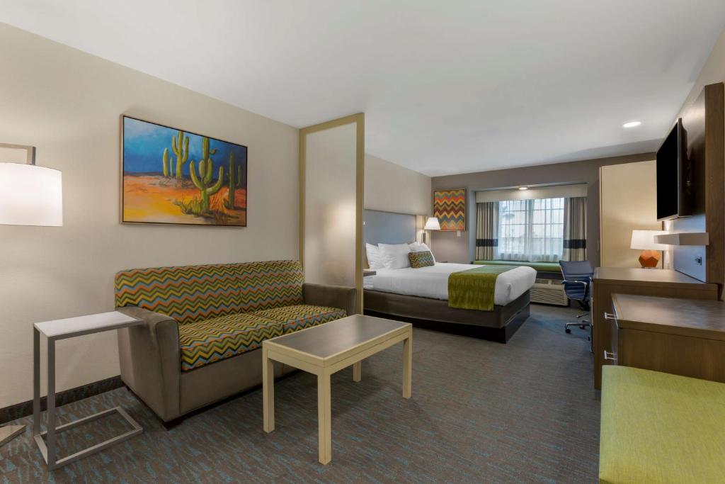 Postel nebo postele na pokoji v ubytování Best Western Plus Yuma Foothills Inn & Suites