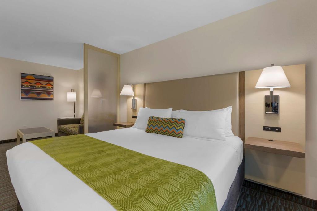 Postel nebo postele na pokoji v ubytování Best Western Plus Yuma Foothills Inn & Suites