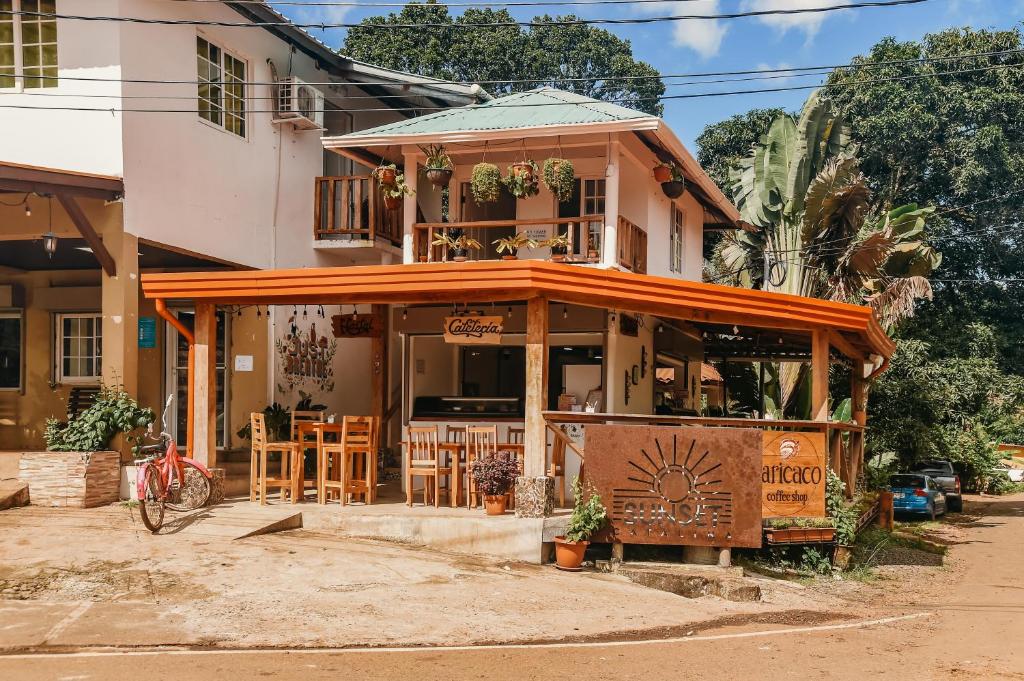 een gebouw met een restaurant met tafels en stoelen bij Sunset Catalina in Santa Catalina