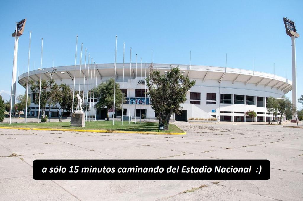 um estádio de futebol com uma estátua em frente em Depto Metro Irarrazaval Santiago em Santiago