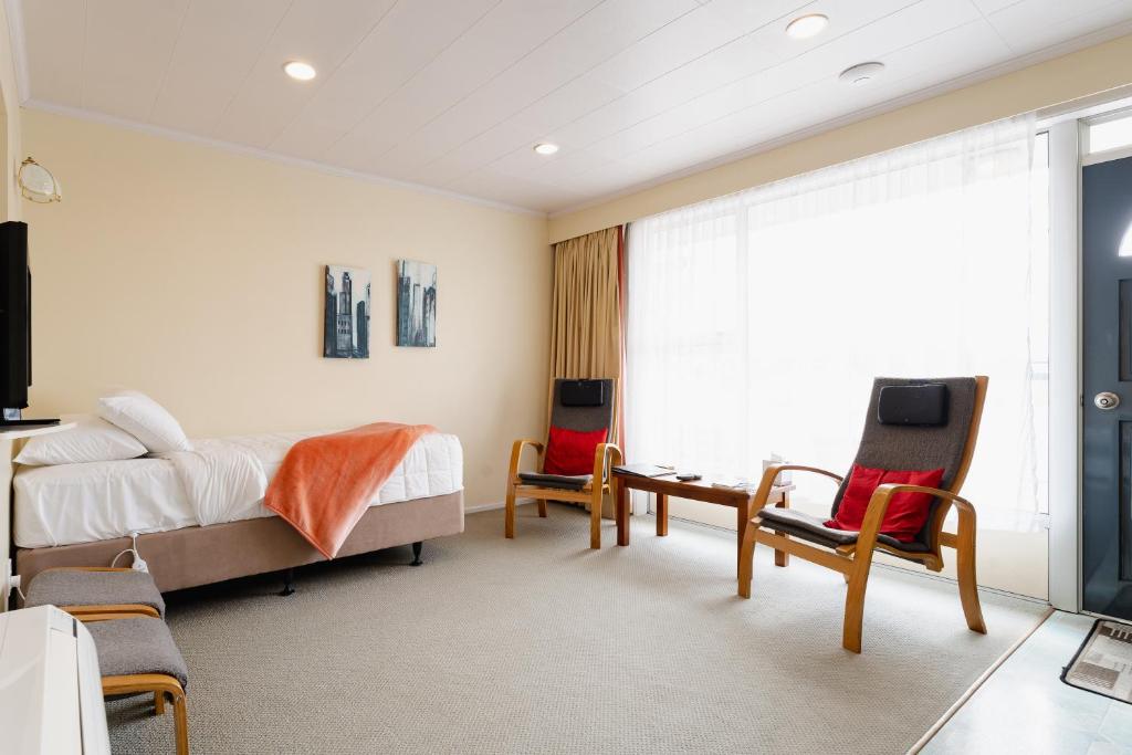 Postel nebo postele na pokoji v ubytování Highway Lodge Motel