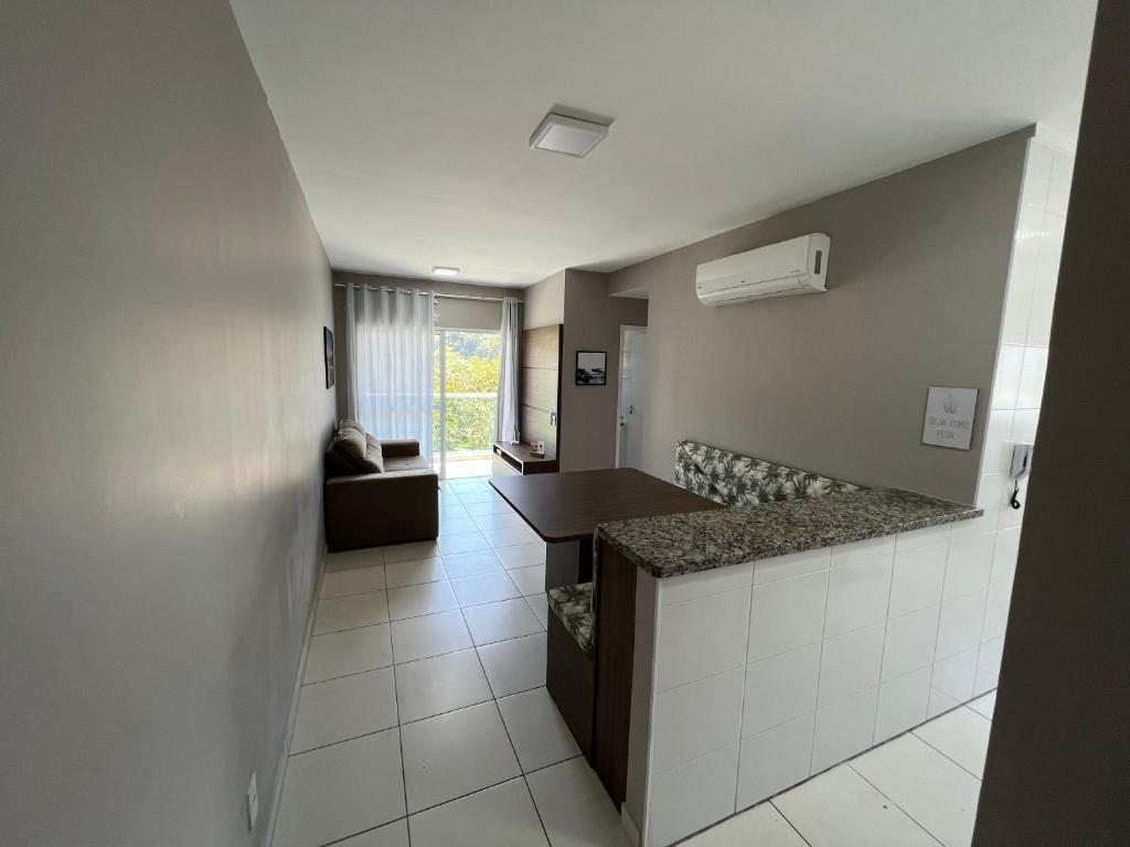 Habitación con cocina y sala de estar. en Apes Enseada Guarujá, en Guarujá