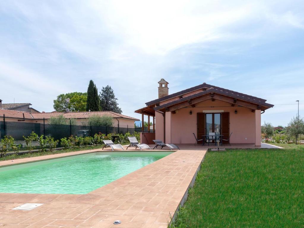Villa con piscina y casa en Modern Villa with swimming pool in Spello, en Spello