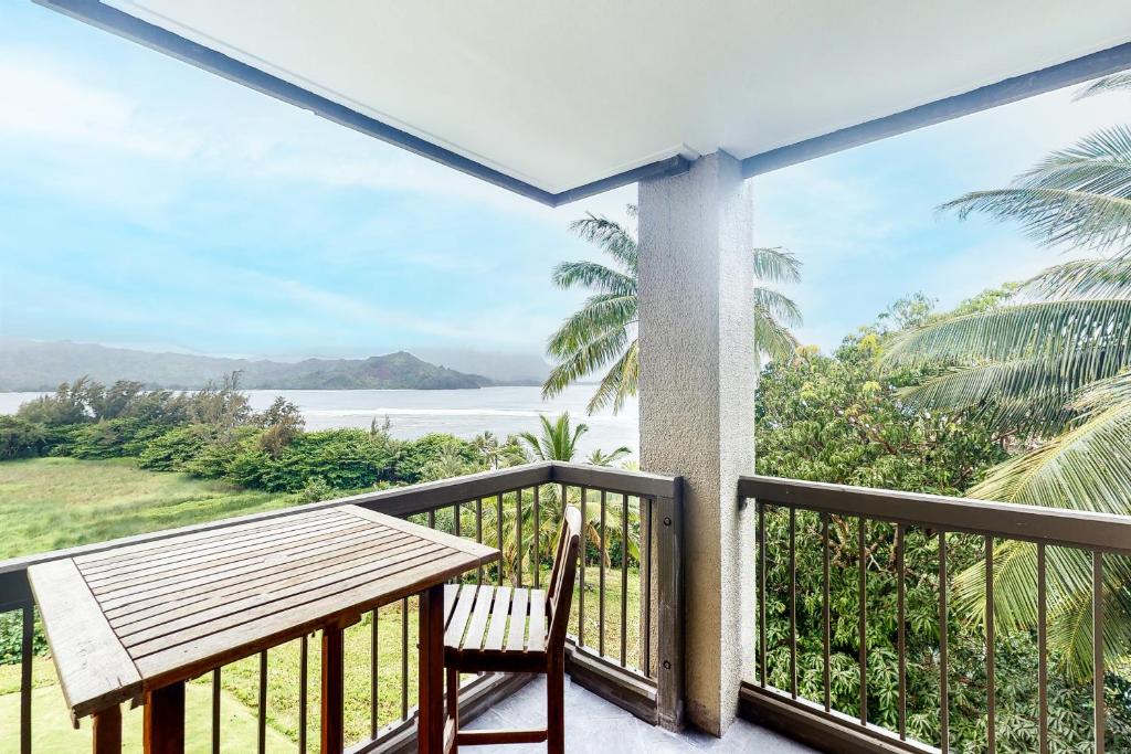 d'un balcon avec une table et une vue sur l'océan. dans l'établissement Hanalei Bay Resort 9206, à Princeville