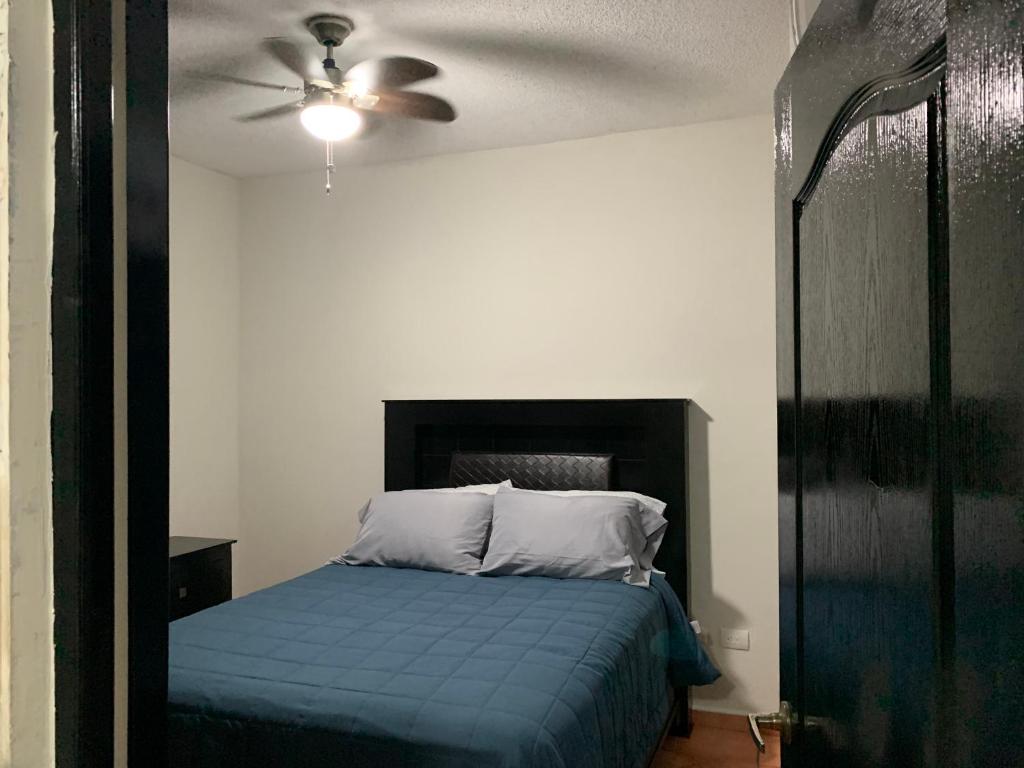 Schlafzimmer mit einem Bett und einem Deckenventilator in der Unterkunft Ariana’s house in Puerto Peñasco