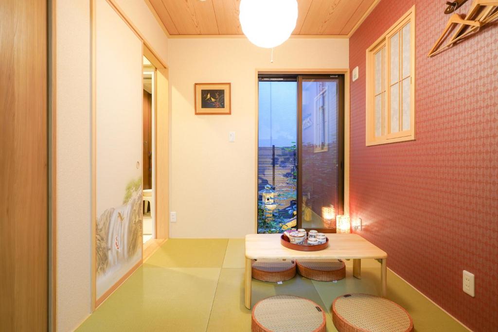 Shirakabanoyado HOUKA 白樺の宿 芳華, family stay with 2 bathroom, Near Namba, Tsutenkaku, Shinsekai