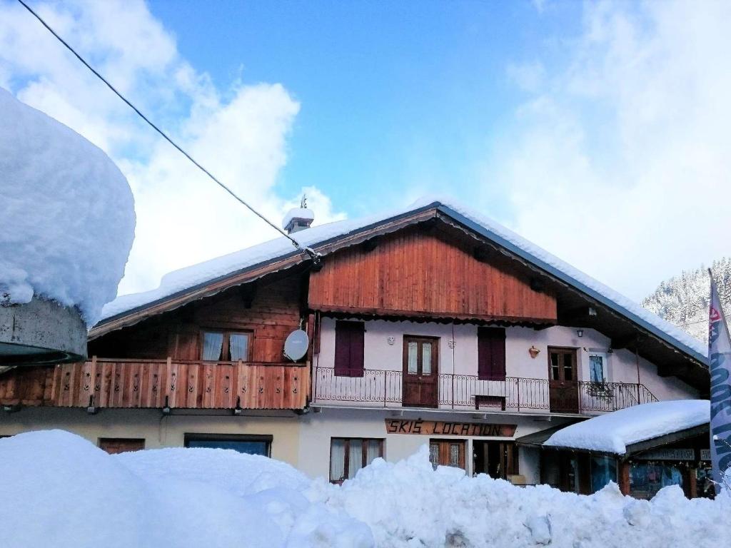 a wooden house with snow on the side of it at Appartement cosy 6 pers. avec balcon au village, proche parking et local à skis - FR-1-342-291 in Beaufort
