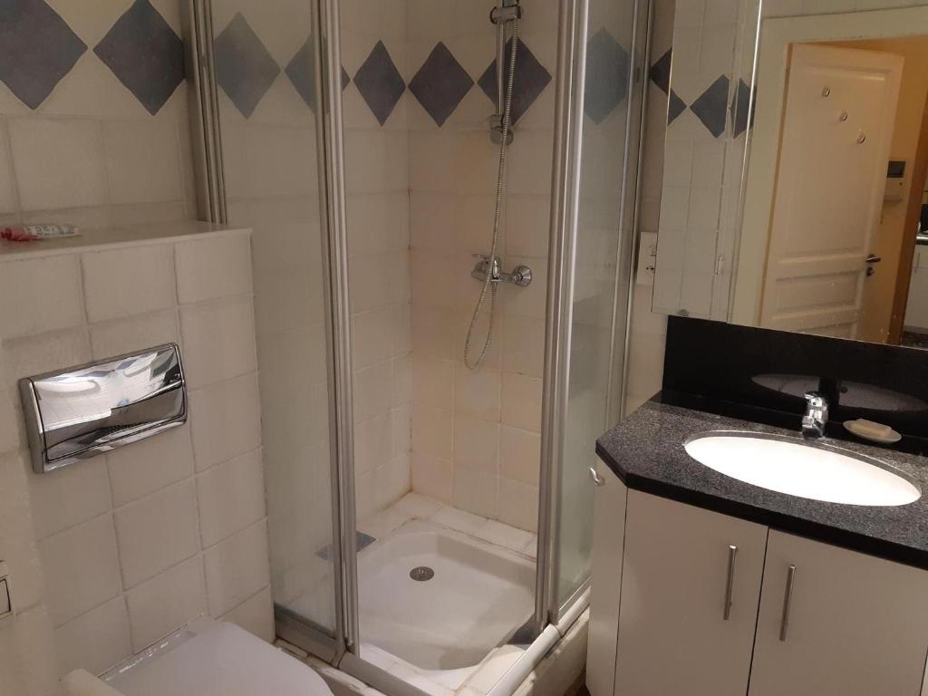 Kúpeľňa v ubytovaní Appartement 3 pièces skis aux pieds, balcon, garage, Wi-Fi à Courchevel 1550 - FR-1-514-74