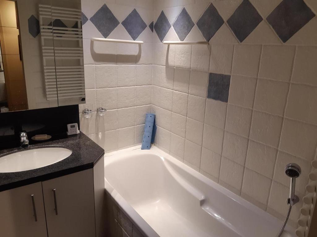Kúpeľňa v ubytovaní Appartement 3 pièces skis aux pieds, balcon, garage, Wi-Fi à Courchevel 1550 - FR-1-514-74